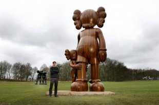 AN90442863Kaws artist Brian.jpg